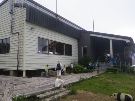 あだたら山ロープウェイ山頂駅まで下ってきた。ロープウェイで麓まで下りることにした