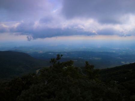 ここからは唯一の展望があるけど、今日の山のコンディションはやはりガスっているのだろう。雲を見るとよくわかった