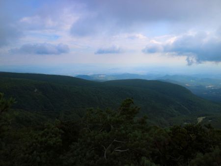 北方面の山は低いのかガスがない感じがするけど、標高が高い山はほとんどがガスっているようだ