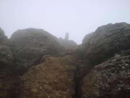 どうやらこの岩を登ったところが山頂らしい。爆風の中で鎖場を登るのはちょっと危険な感じもした