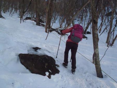 急登かつところどころ凍っていて滑りやすい