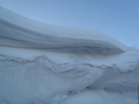 雪庇とつらら。まだここは冬山だった