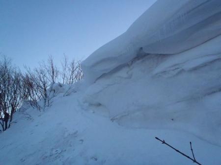 このピークが火起山あたりか！？ここから吹きさらしの稜線を歩く