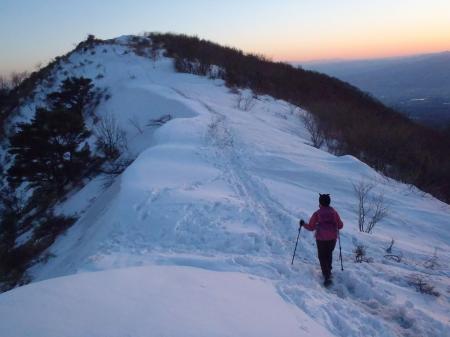 夕日の稜線を歩くS嬢