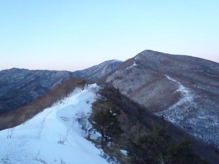 荒山の左に電波塔が並ぶ地蔵岳、その向こうに赤城山