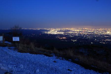 南側の夜景。空気が澄んでいたらスカイツリーまで見えるとか