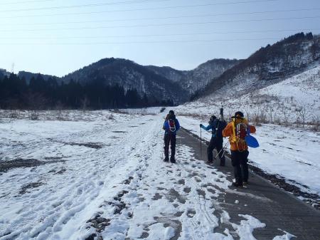 スタート。スキー場を歩く