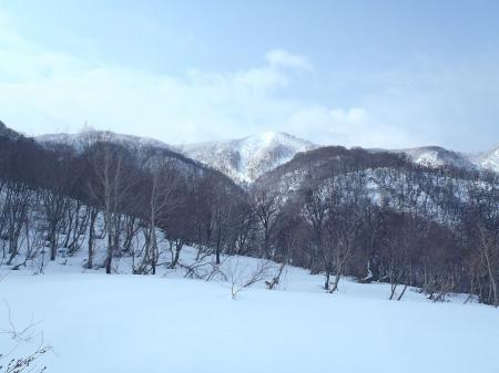 小荒島岳を望む