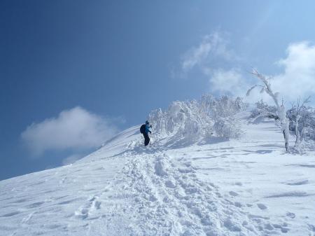 荒島岳までの登りはちょいキツめだがこれだけ景色が良いと立ち止まって撮影しながらだった