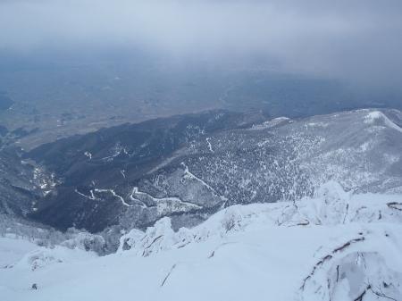 そういえば、昨年はこの下に見える林道を歩いたが、かなりのものだ