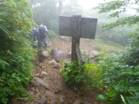 弘法清水まで下ってきたけど、雨がひどいのでここで小屋に入ってレインジャケットを着た