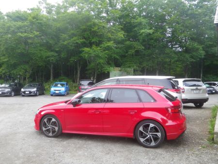 駐車場まで戻ってきた。いろんな他県ナンバーの車があった。さすがは百名山だけある