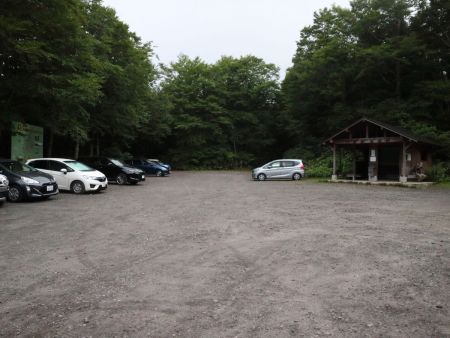 八方台登山口の前にある駐車場からスタート