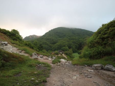 少し開けた場所に出た。ここでは硫黄の匂いがした