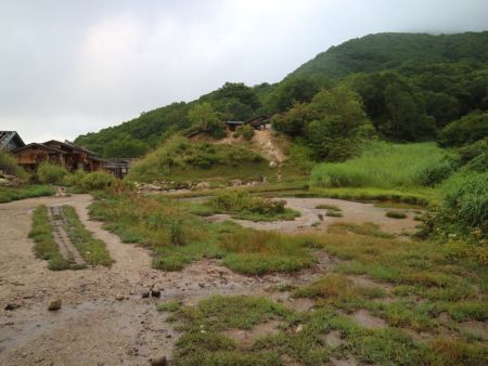 中の湯には小屋がいくつかあるんだけど今は使われてないようだ