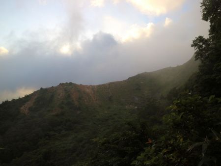 時折ガスがはけて青空が見えたので時間が経てばはけるんじゃないかと期待してた
