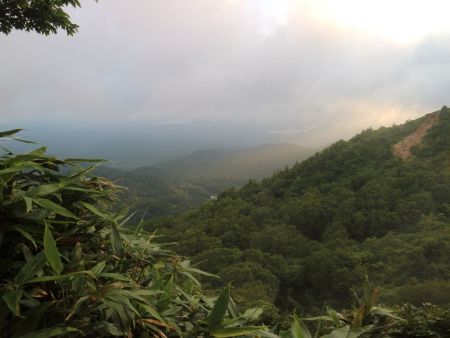 下界を見てみると湖がうっすらと見えた。この湖はなんだろうか！？