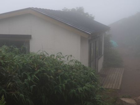 弘法清水小屋だけどまだ朝早いのか開いてないようだ