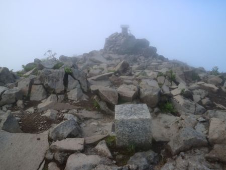 磐梯山の山頂(1816m)に到着。憧れの磐梯山の頂に立つことができた