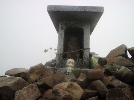 せっかくなので山頂の祠と雪村あおいちゃんを撮影しておいた
