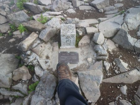 磐梯山の山頂三角点も撮影