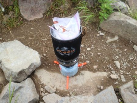 待っている間は暇だったので朝食にカレーを作ることにした