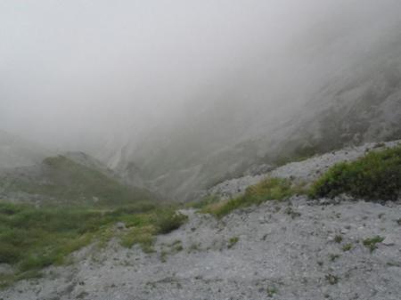 歩くごとに岩や砂利が落ちる