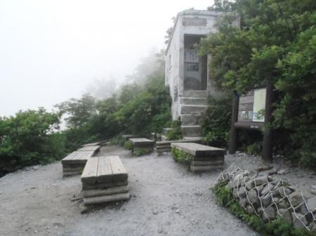夏山登山道六合目の避難小屋