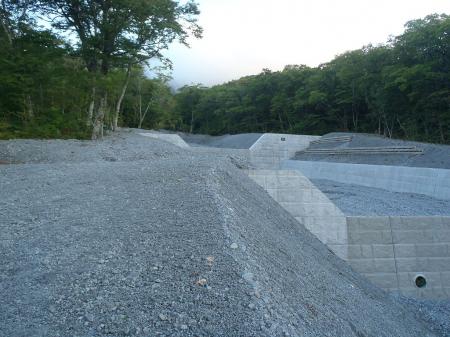 堤防越えしていきます