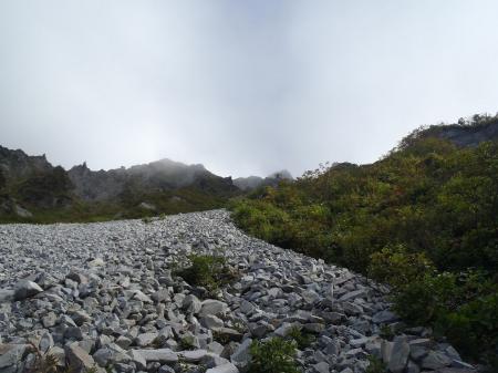 ガレ場の登り。またちょいガス気味