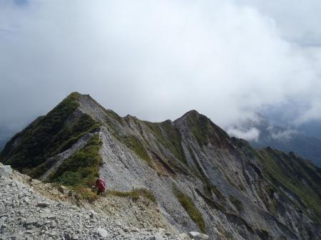 スパッと切れた尾根がかっこいい