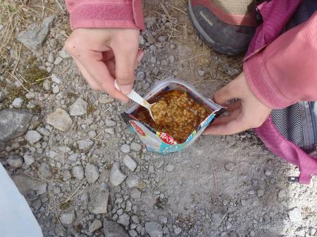 面倒なのでカレーもいれて食べる。ピリッと辛いが山でのカレーはやっぱ美味しい！