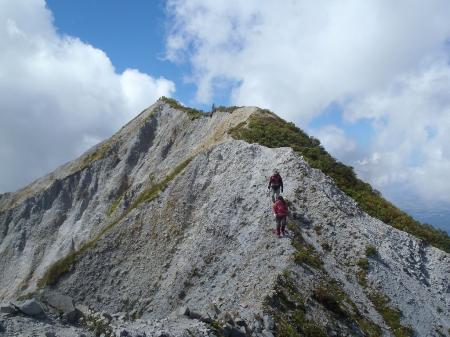 下山時剣ヶ峰と稜線を振り返る。細尾根の下りは滑りそうで怖いがこれもストックあるとかなり安定した