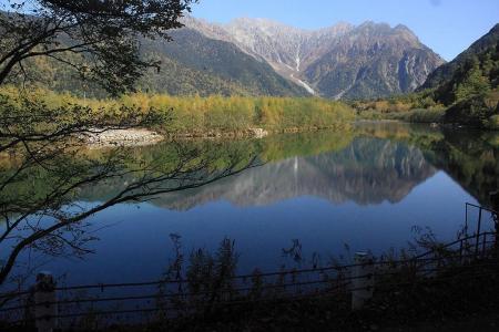これは別シーズンだが、道路に戻り少し手前へいくと逆さ穂高岳も見える