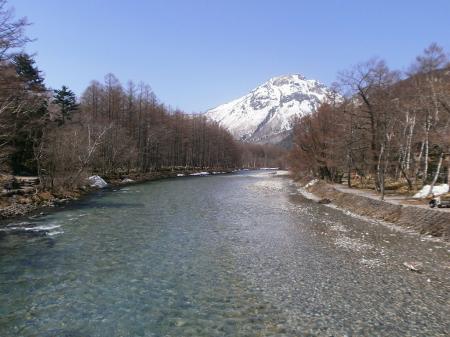 河童橋より梓川と雪景色の焼岳