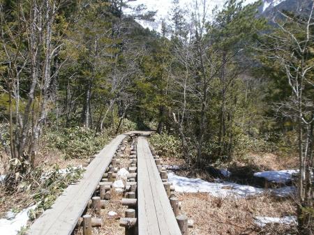 河童橋を渡り、梓川の北側「梓川右岸歩道」を歩く