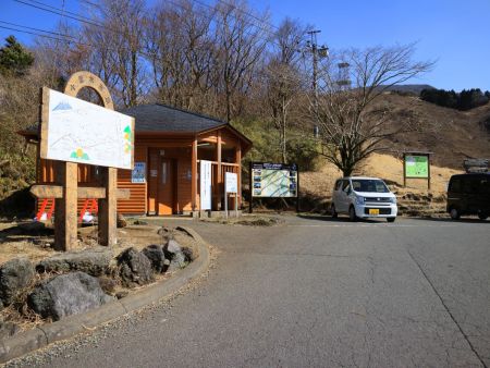 十里木登山口にある大きな駐車場。トイレもあるのでここですませておくのもいい
