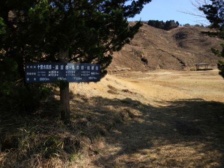 十里木登山口は標高880mでここから入っていく。越前岳まで120分とロングコース