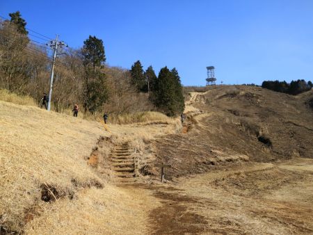 上に電波塔のようなものがあるが、ひたすら階段が続いているので登っていく