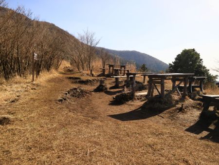 馬の背見晴台まで登ってきた。ここで休憩所があってベンチとテーブルがあった