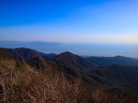 山頂から南側を望むとぽこんっとした山が見えるけど、呼子岳かな！？本当は時間があれば行こうと思ってたんだけどね