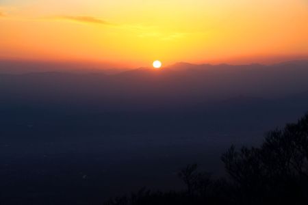沈む夕日を撮影。もう少し左側に沈んでくれればいい構図になったかもしれない