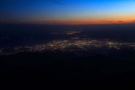 越前岳からの西側のトワイライト夜景。海岸線が特徴的で美しい