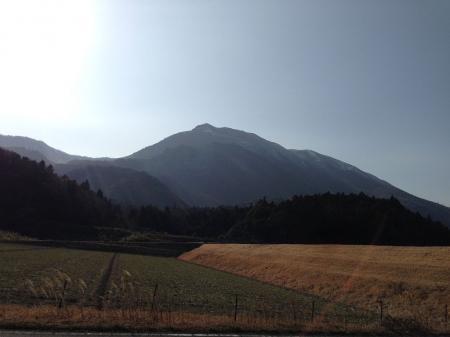 帰り、車から藤原岳を望む