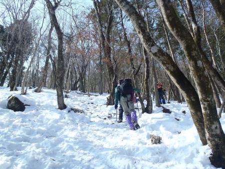 九合目からもさらに急登で息切れ状態に・・・