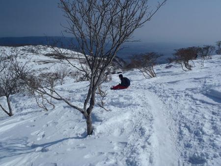 ヒップで下る同行者