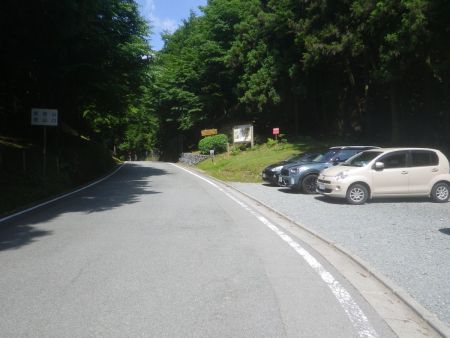 堀坂峠にある駐車場。車は満車だったけど一台だけスペースが空いたのでそこに車をとめた