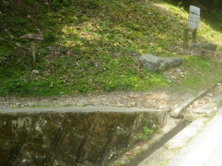 ここから入山したスタート。堀坂山までは約1kmで40分とショートコースだけど、ウォーミングアップのつもりでピストンすることにした