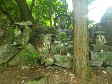 これが案内板に書かれていた大日如来座像だと思われる。こんな中途半端な場所に設置しているのがよくわからない