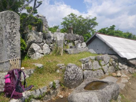 堀坂山の頂上は何か祀られているみたいだけどよくわからない。小屋みたいなのがあるけど、ここは入れないようになっている